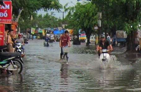 Mưa lớn khiến nhiều tuyến phố Hà Nội ngập sâu trong nước. (ảnh Quang Phong - Dantri)