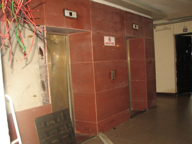Toàn bộ hệ thống cầu thang máy của tòa nhà 17 tầng ở Làng sinh viên Hacinco xảy ra hỏa hoạn chiều ngày 4/5 đã bị ngắt vì hệ thống điện bị cháy hết.
