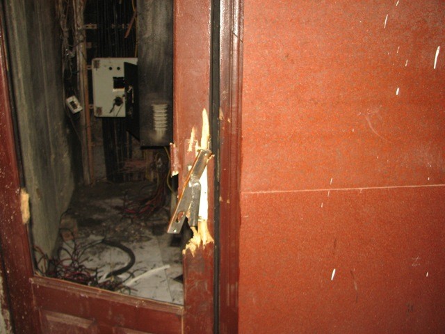 Khóa cửa ở phòng kỹ thuật điện bị phá để ngắt điện hôm xảy ra hỏa hoạn
