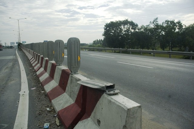 Các tấm chống lóa giao thông được lắp đặt trên đường Pháp Vân - Cầu Giẽ qua đoạn đường xã Đại Xuyên - Phú Xuyên - Hà Nội đã bị một số đối tượng thiếu ý thức phá hoại nhiều ngày nay...
