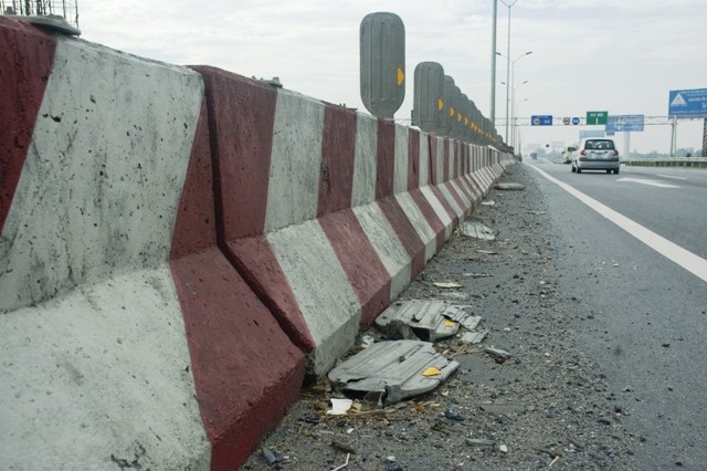 Những tấm chống lóa giao thông bị hư hỏng được bỏ lại dưới đường