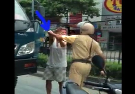 Hình ảnh Thiếu tá CSGT Hoàng Văn Trọng bạt tai chủ xe Nguyễn Xuân Dương (ảnh cắt từ clip)