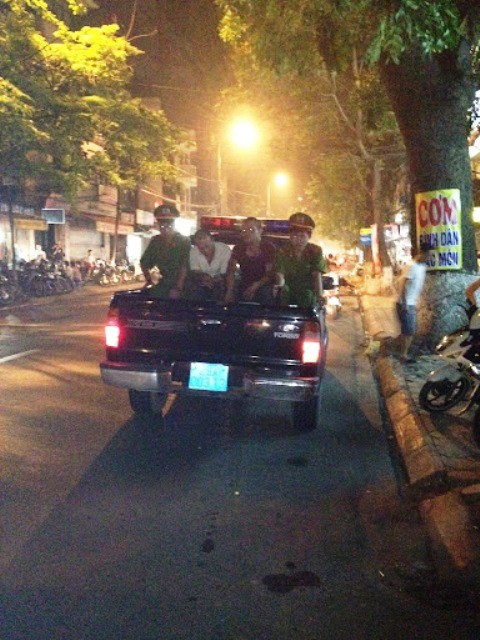 Hai nhân viên bảo vệ Lương Đức Huỳnh và Tống Đức Tuấn bị dẫn giải về CA phường Phạm Đình Hổ đêm 27/6.