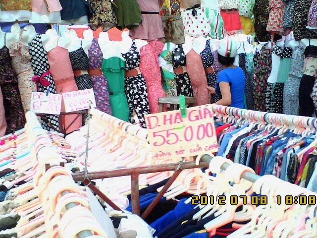 Mặc dù nhiều quần hàng tại chợ Phùng Khoang đã niêm yết giá bán những cũng có mặt hàng không treo biển nên nếu bạn mặc cả, trả giá tốt rất có thể sẽ bị "ăn" chửi.