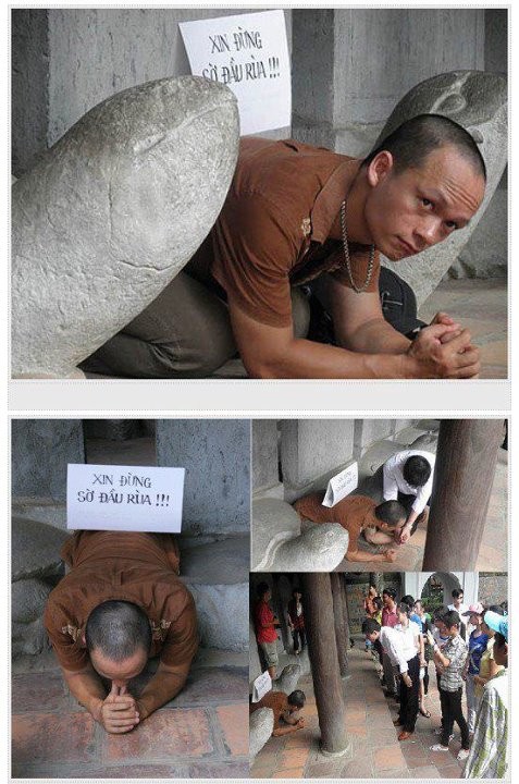 Hình ảnh anh Phạm Huy Thông và màn "trình diễn" rất ấn tượng "xin đừng sờ đầu rùa" được chụp lại năm 2010