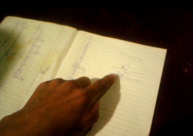 Quá "phấn khích" với thành quả mình "đạt được", P. đã không ngần ngại để lại bút tích - chữ ký trong cuốn sổ "nhật ký chấm công" của mình.