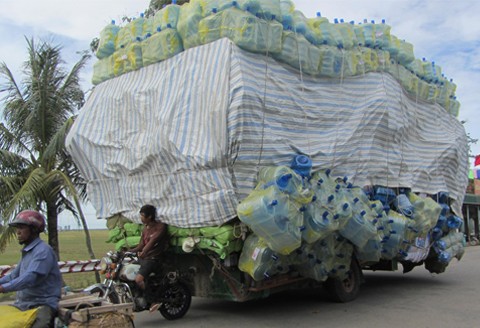 Chở hàng siêu cồng kềnh, chụp tại biên giới Việt Nam-Campuchia. Ảnh: Stephen Ha