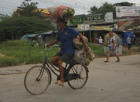 "Diễn xiếc" trên đường. Ảnh: Nguyễn Ngọc Báu