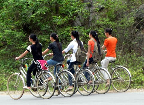 Các nữ sinh dàn hàng ngang trên đường, chụp tại Cao Bằng. Ảnh: Vua Viet Nhuan