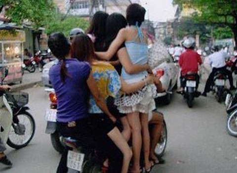 Chiếc "siêu xe" chở ít nhất 5 cô gái. Ảnh: Hoàng Gia Huy