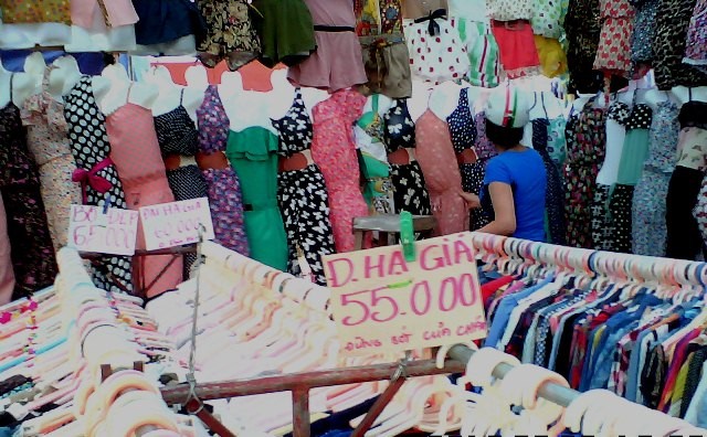 Một gian hàng tại chợ Phùng Khoang - Thanh Xuân - Hà Nội gây ấn tượng bằng những biển hiệu "độc".