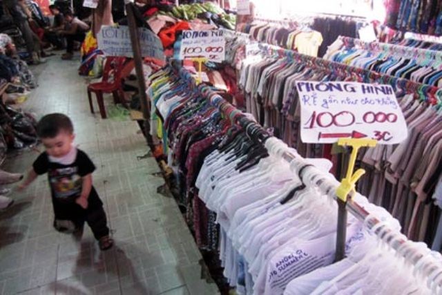 Đây là hình ảnh tai chợ cửa khẩu Tân Thanh (Lạng Sơn), nằm giáp ranh giữa Việt – Trung luôn có số lượng khách du lịch khá đông đặc biệt vào dịp cuối tuần. Nhưng tại đây, ngoài số lượng hàng hóa đa dạng chắc hẳn nhiều du khách sẽ giật mình với những chiêu quảng cáo, khuyến mãi có một không hai. Và nhiều cửa hàng khách cũng có chiêu quảng cáo không kém cạnh: “100.000đ/3 chiếc áo, rẻ như cho không”. (Ảnh CAND)
