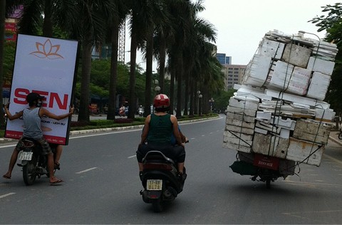 Một tấm hình có tới 2 trường hợp vi phạm giao thông, chụp tại đường Lê Đức Thọ, Hà Nội. Ảnh: Ngô Đức Hùng