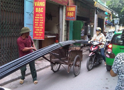 Kéo bó thép dài trên đường, chụp tại Hà Nội. Ảnh: Bùi Vĩnh Bảo