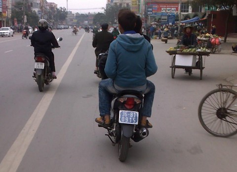 Đi biển xe công không cần mũ bảo hiểm (chụp tại đường Nguyễn Trãi đoạn trước cổng chợ Tây Thành, TP. Thanh Hóa).