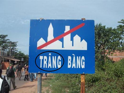Trảng Bàng là một huyện nằm ở phía Nam tỉnh Tây Ninh nhưng biển báo chỉ dẫn này lại ghi là Trãng Bàng.