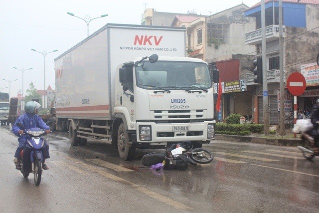 Lái xe tải là anh Lê Minh Duyên, thuộc công ty Nippon Konpo Việt Nam (NKV).