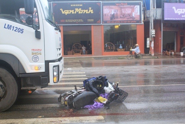 Còn nạn nhân đi cùng xe máy với nạn nhân Chung bị chấn thương nhẹ.