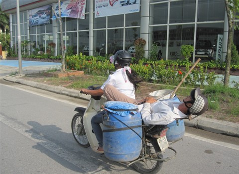 Tranh thủ ngả lưng trên xe. Ảnh: Nguyễn Thị Bích Quyên.