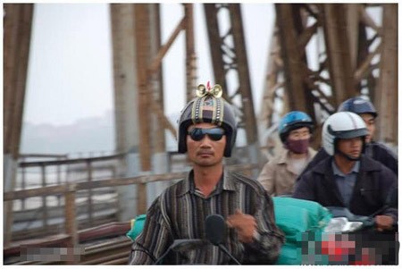 "Siêu nhân sành điệu" trên cầu Long Biên (Hà Nội).