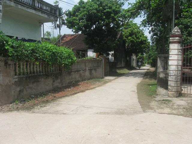 Một góc đường làng vào thôn Phú Giáp, xã Yên Phong.