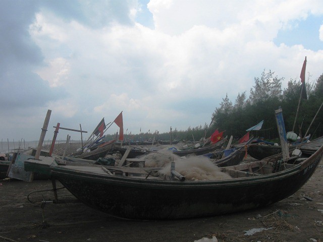 Ra biển từ lúc sáng sớm với những chiếc mủng (thuyền) là cuộc sống bình dị, nghèo khó của khoảng 30 hộ dân quanh vùng.