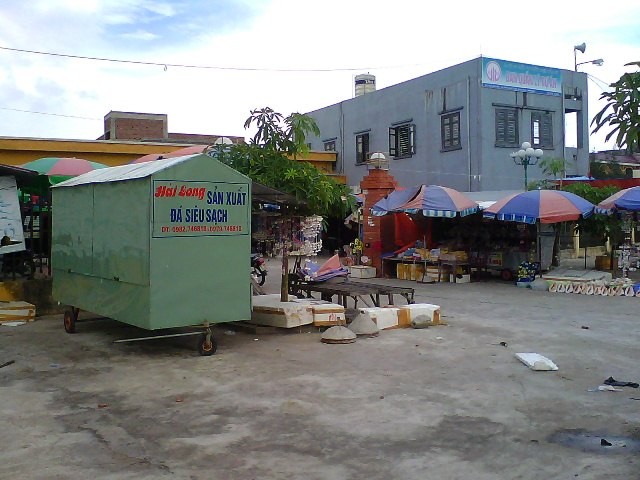 Những sản phẩm từ biển sẽ được bán buôn về khu chợ hải sản ở Quất Lâm này...