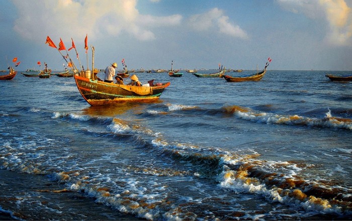 Nghề đánh bắt cá của ngư dân tại bãi biển Quất Lâm - Giao Thủy - Nam Định (ảnh Trần Hưng).