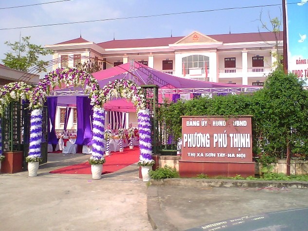 Đám cưới "hoành tráng" được tổ chức ngay trong khuôn viên UBND phường Phú Thịnh - thị xã Sơn Tây - Hà Nội.