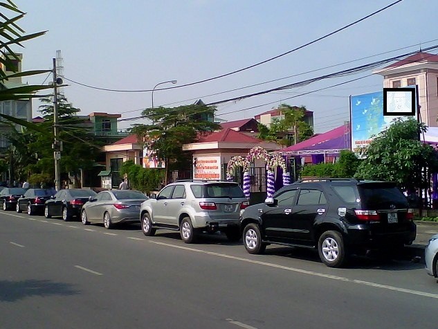 Hàng chục chiếc xe hơi hạng "sang" dàn hàng trước cổng UBND phường Phú Thịnh.