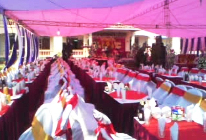 Bàn tiệc cưới vô cùng sang trọng của chủ sở hữu Lễ Thành hôn "hạng sang" trong UBND phường Phú Thịnh ngày 30/9.