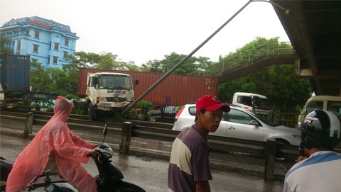 Tai nạn giao thông trên quốc lộ 5. Ảnh: Lê Hồng Phong