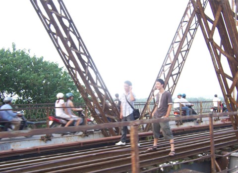Chụp tại cầu Long Biên, Hà Nội. Ảnh: Hoang Lino
