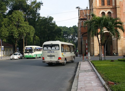 Xe khách chạy ngược chiều tại nhà thờ Đức Bà, TP HCM. Ảnh: Huỳnh Tấn Phát