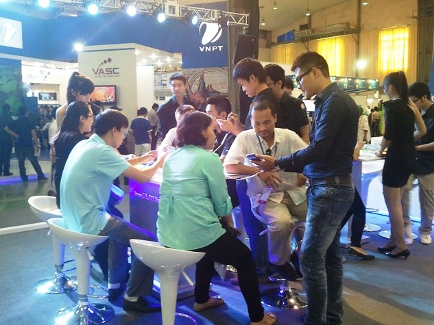 Nhiều khách hàng được giới thiệu sản phẩm tại triển lãm Mobile Vietnam 2012.