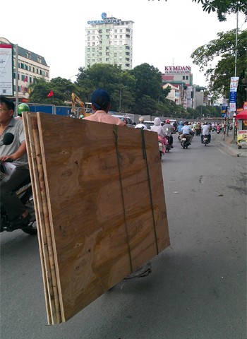 Chở cồng kềnh, không mũ bảo hiểm trên đường Nguễn Chí Thanh, Hà Nội. Ảnh: Pham Hieu