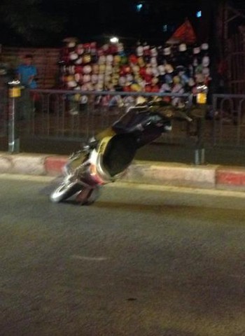 Xe không người lái bay trên phố, chụp tại Chùa Bộc, Hà Nội, lúc 22h đêm. Ảnh:Hai Nguyen