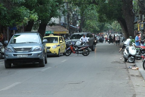 Tình cờ gặp trường hợp dựng xe máy chắn ngang đường tại phố cổ Hà Nội. Ảnh: Nguyễn Ngọc Anh