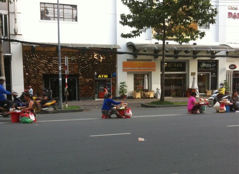 Bán hàng rong dưới lòng đường, chụp tại đường Trần Hưng Đạo, Q1, đoạn trước siêu thị điện máy Nguyễn Kim. TP HCM Ảnh: Diep Nguyen