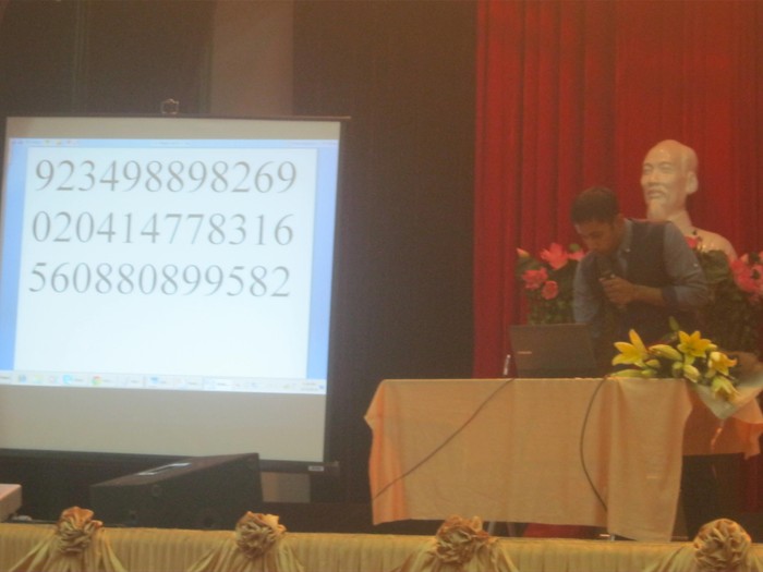 Dr.Biswaroop thể hiện khả năng đọc xuôi, đọc ngược dãy số dài