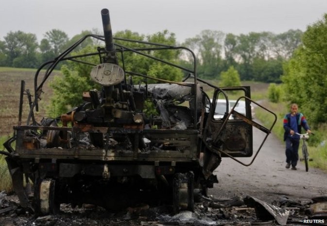 Đống đổ nát tại hiện trường của vụ phục kích ở miền Đông Ukraine, ngày 14 tháng 5