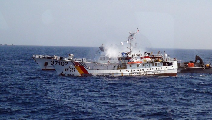 Tàu hải cảnh 37102 của Trung Quốc phun vòi rồng xối xả vào tàu KN-767 của lực lượng kiểm ngư Việt Nam