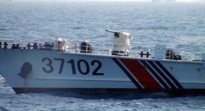 Bạt che súng trên tàu hải cảnh 37102 của Trung Quốc đã được tháo ra