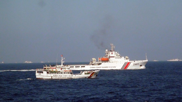 Tàu hải cảnh 2401 của Trung Quốc liên tục cản trở tàu chấp pháp của Việt Nam khi đang làm nhiệm vụ trên vùng đặc quyền kinh tế và thềm lục địa của Việt Nam