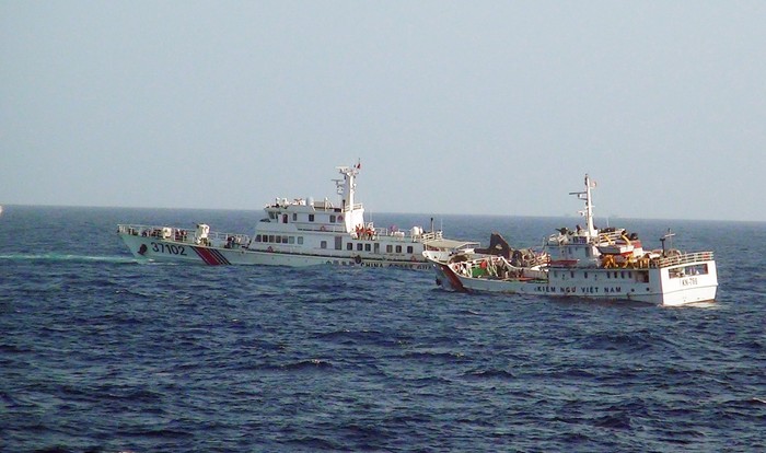tàu hải cảnh 37102 của Trung Quốc vượt lên chặn trước mũi tàu của lực lượng Kiểm ngư Việt Nam