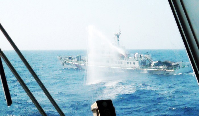 Tàu hải cảnh 2401 của Trung Quốc dùng vòi rồng tấn công vào lực lượng chấp pháp của Việt Nam.