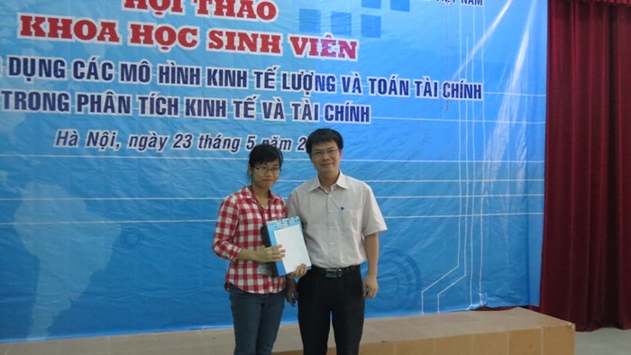 Ban tổ chức trao giải nhất cho công trình nghiên cứu của sinh viên Nguyễn Ngọc Lan đến từ Đại học Ngoại thương