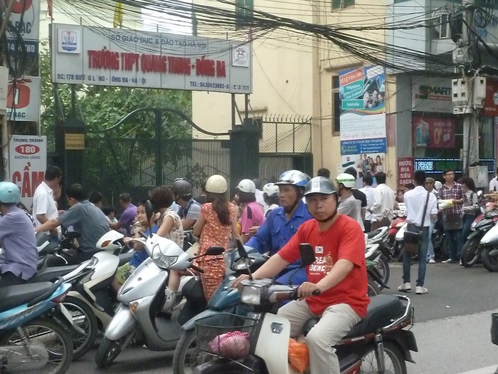 Trường THPT Quang Trung - Đống Đa có vị trí mặt tiền ở Đường Láng đông người qua lại