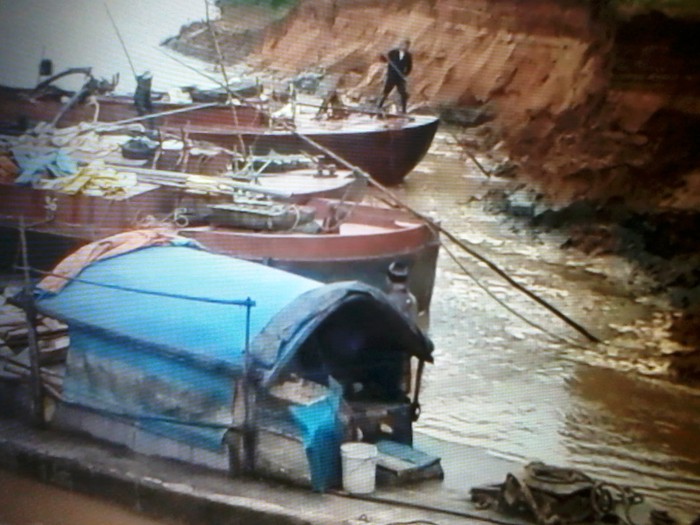 Khung cảnh các tàu hút cát làm sạt lở nghiêm trong đất đai của người dân ở xã Thiệu Nguyên, huyện Thiệu Hóa, Thanh Hóa