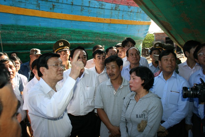 chủ tịch nước thăm và động viên gia đình bà Huỳnh Thị Như Hoa, chủ tàu cá DNa 90152 bị phía Trung Quốc đâm chìm vào ngày 26/5 vừa qua